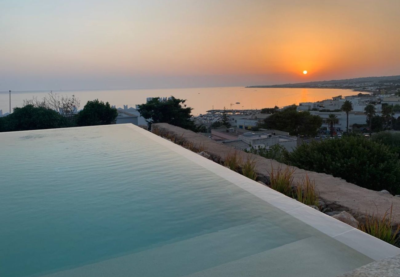 Villa à Torre Vado - Maison en pierre, piscine infinity & vue coucher du soleil