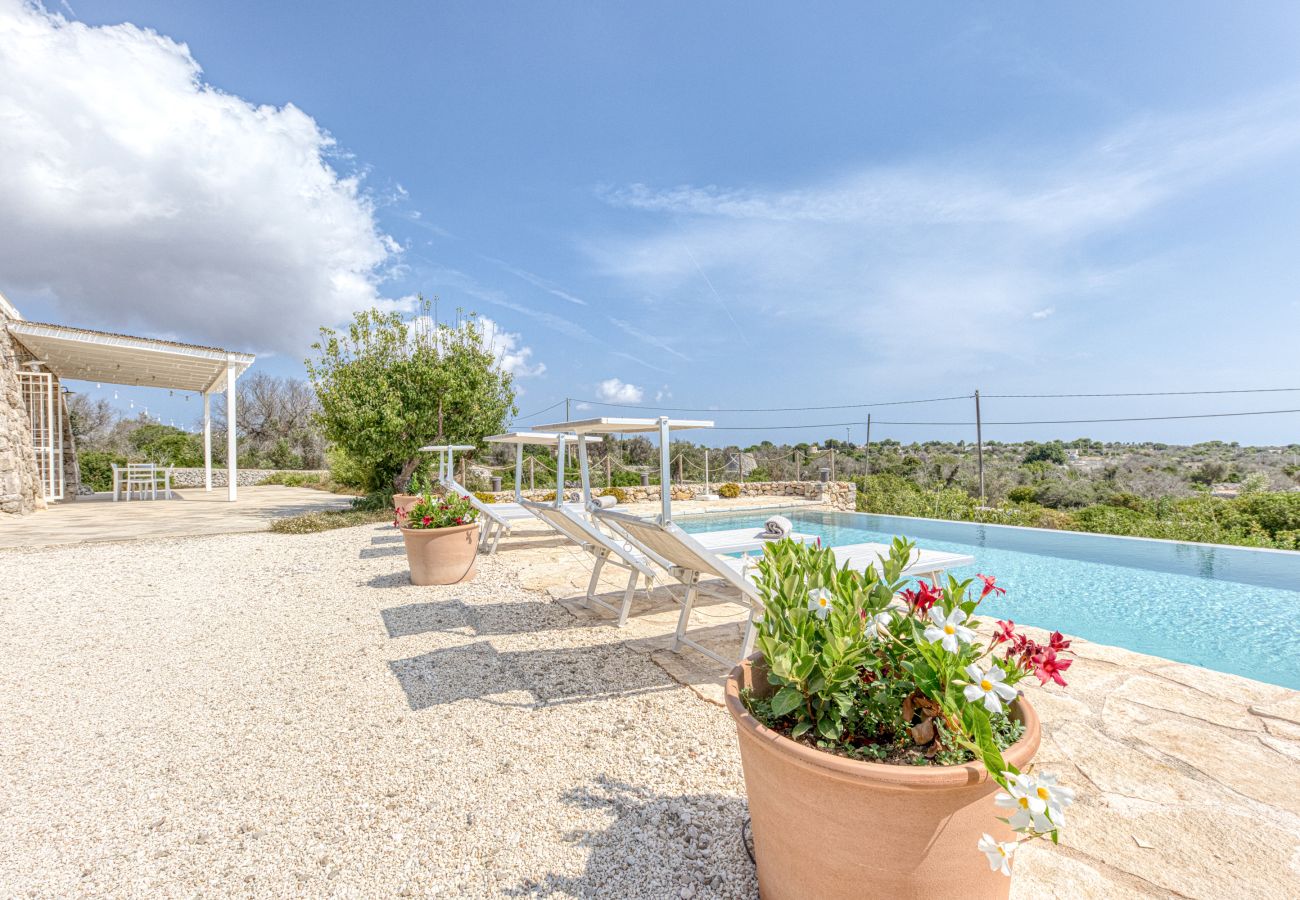 Villa à Pescoluse - Villa moderne en pierre avec piscine et vue mer