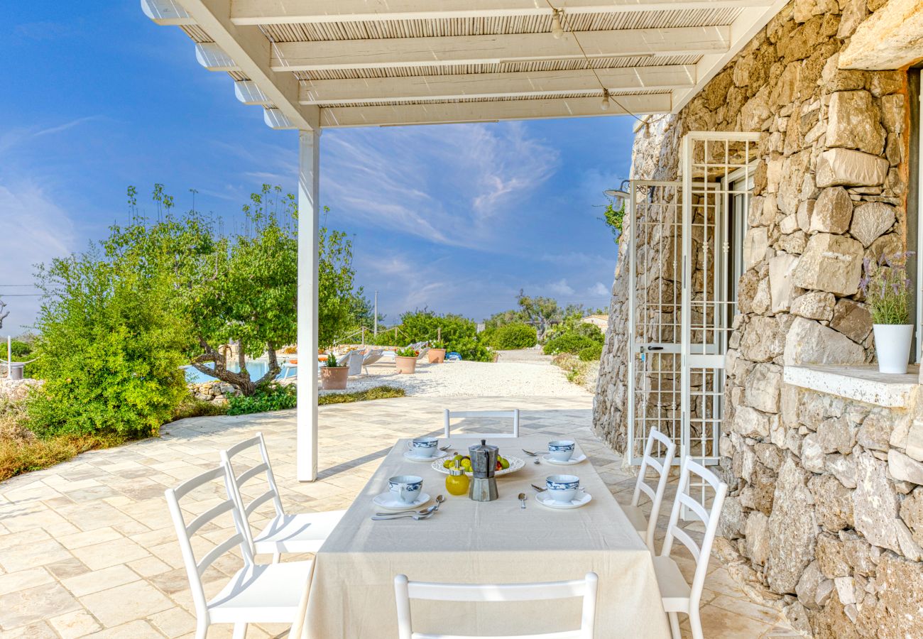 Villa à Pescoluse - Villa moderne en pierre avec piscine et vue mer