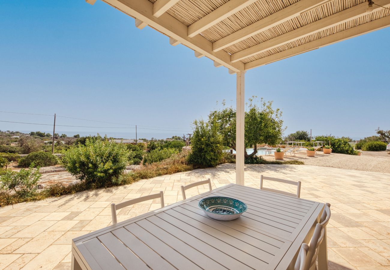 Villa à Pescoluse - Villa moderne en pierre avec piscine et vue mer