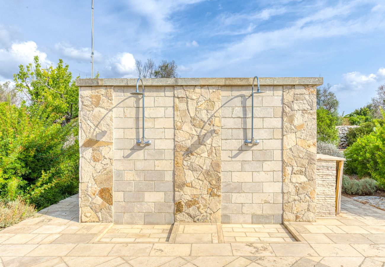 Villa à Pescoluse - Villa moderne en pierre avec piscine et vue mer