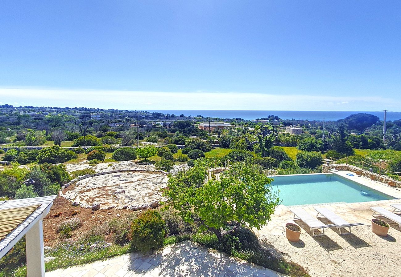 Villa à Pescoluse - Villa moderne en pierre avec piscine et vue mer