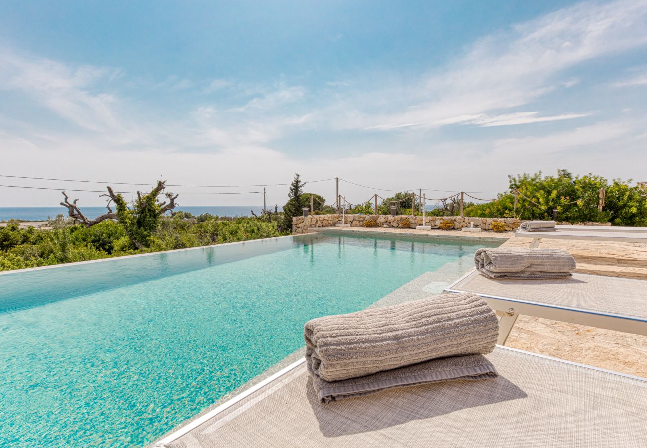 Villa à Pescoluse - Villa moderne en pierre avec piscine et vue mer