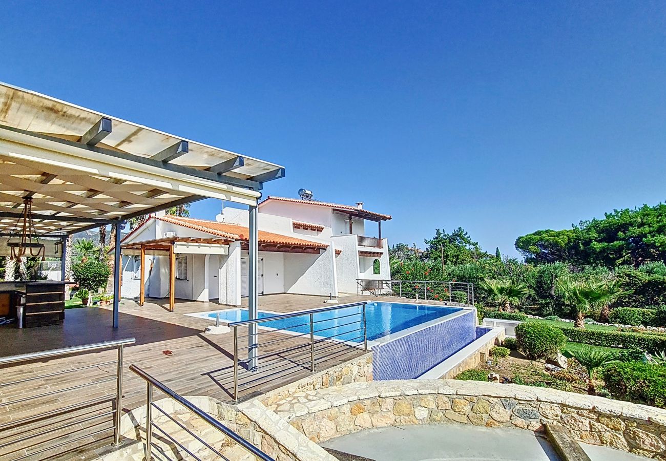 Villa à Ermioni - Villa 5* : plage privée, piscine, tennis & jetée