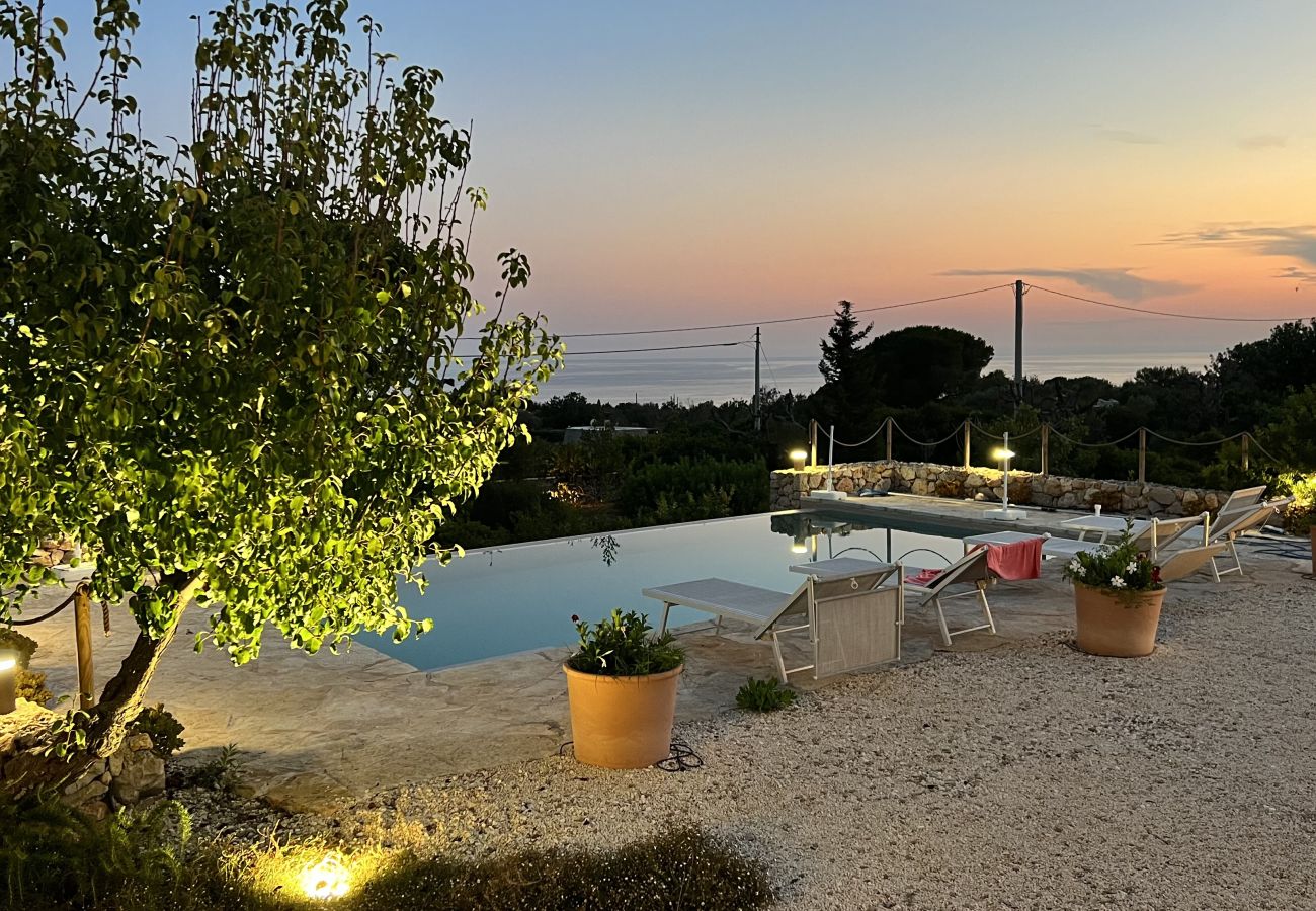 Villa à Pescoluse - Maisons en pierre avec piscine infinity e vue mer