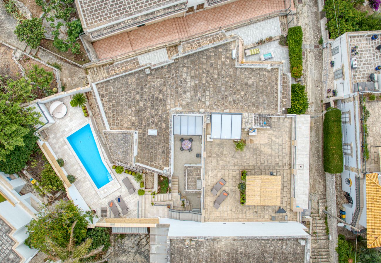 Villa à Castro - Belle maison de ville avec piscine, 200m de la mer