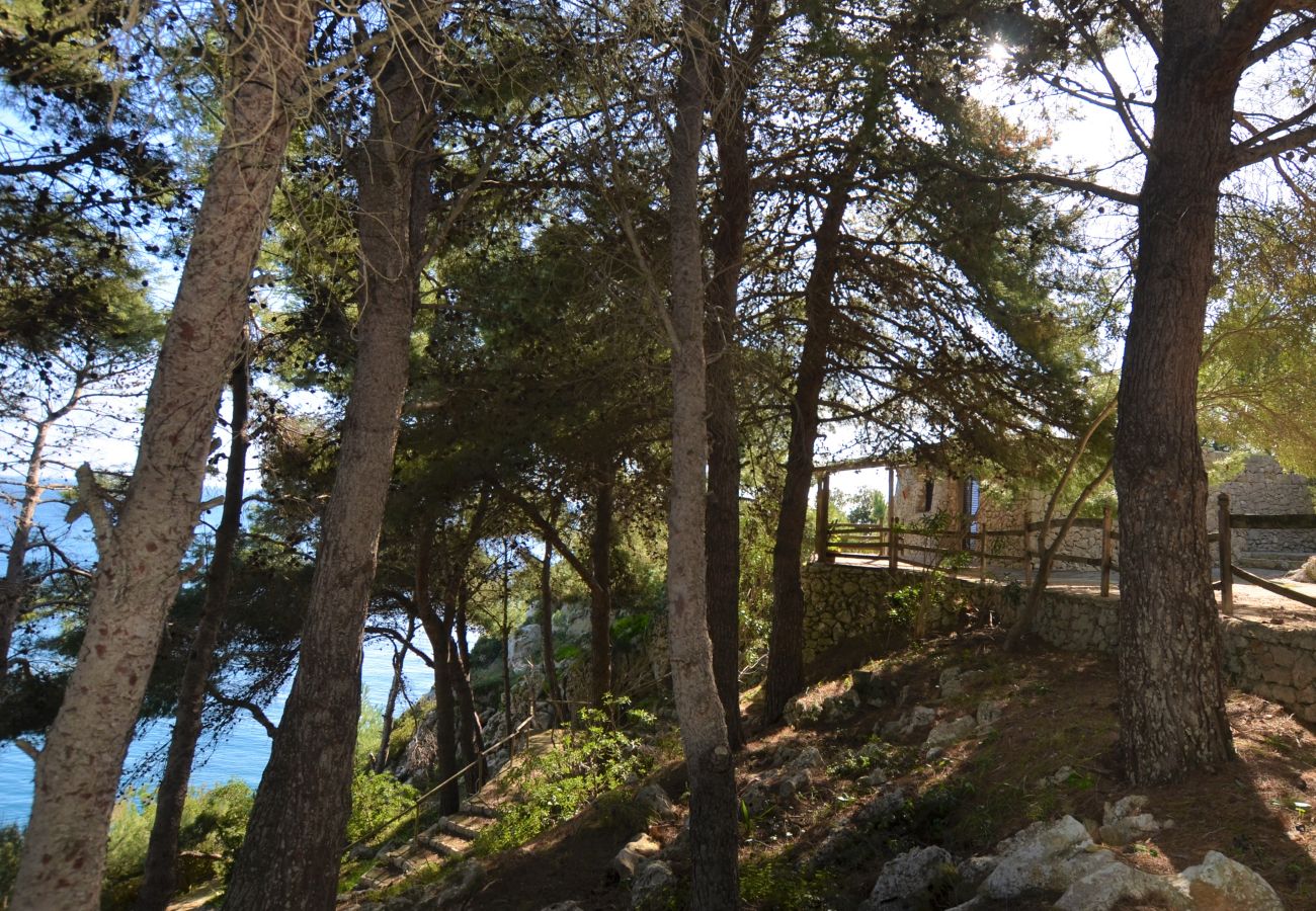 Trullo à Castro - Trullo en pierre avec accès mer privé (maison F)