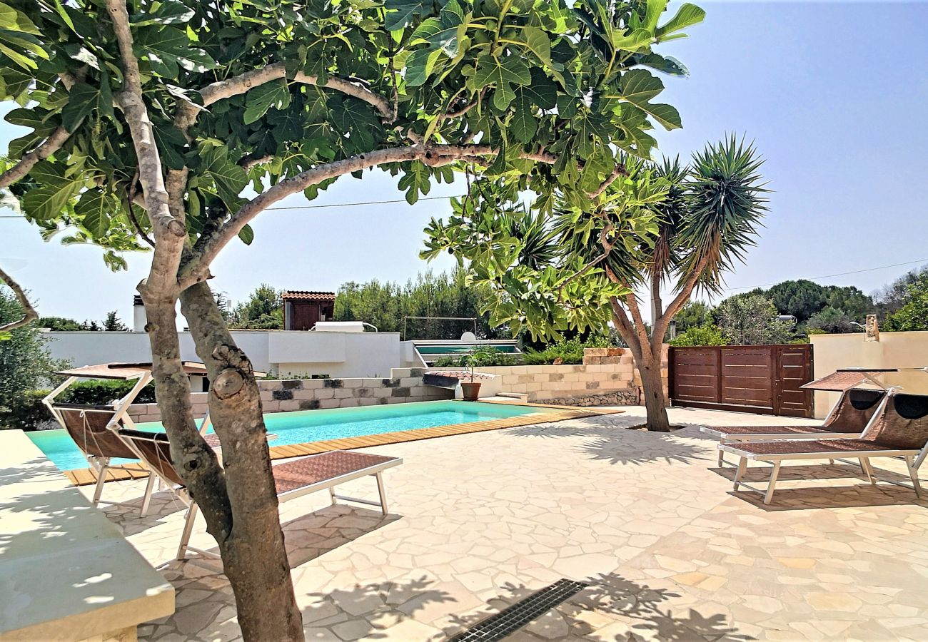 Villa a Leuca - Villa in pietra con piscina a Leuca, 950m dal mare