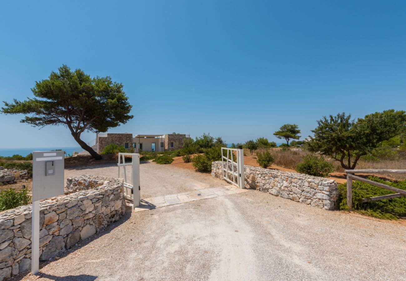 Villa a Torre Pali - Moderna villa deluxe con piscina e vista mare 180°