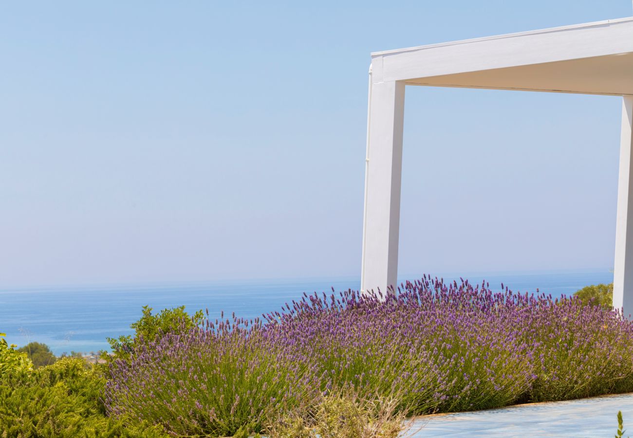 Villa a Torre Pali - Moderna villa deluxe con piscina e vista mare 180°