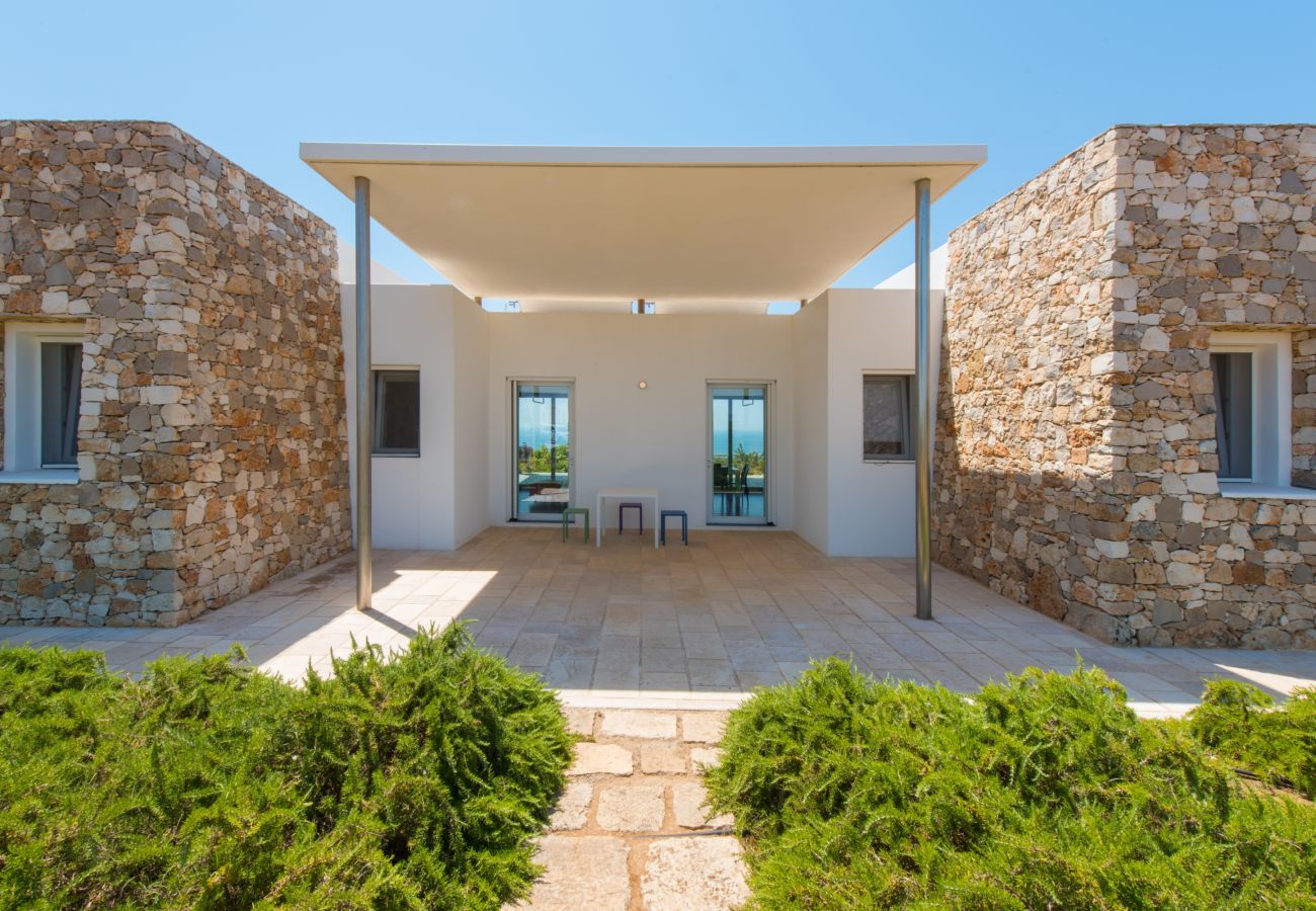 Villa a Torre Pali - Moderna villa deluxe con piscina e vista mare 180°