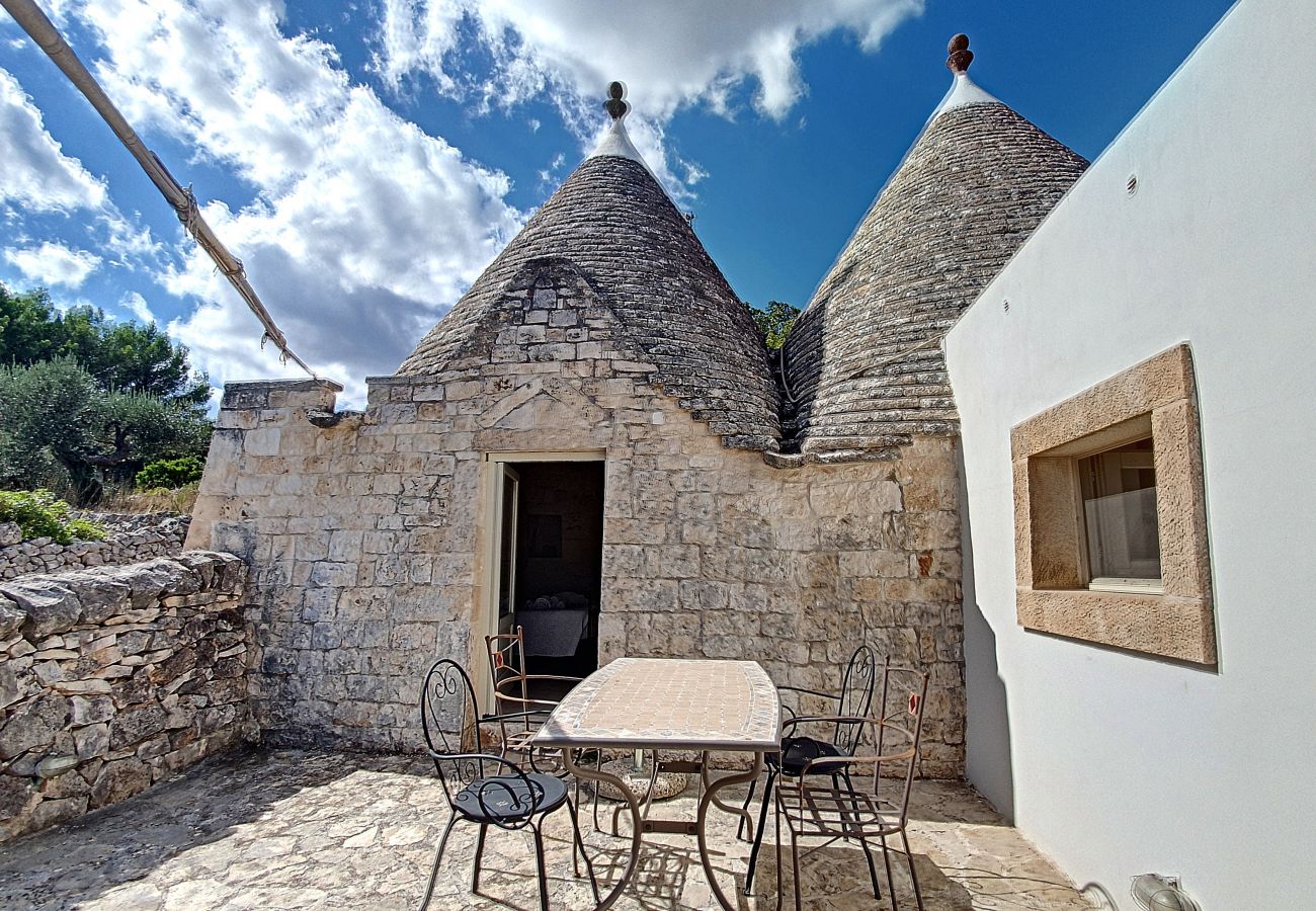 Villa a Cisternino - Trulli ristrutturati con piscina in campagna