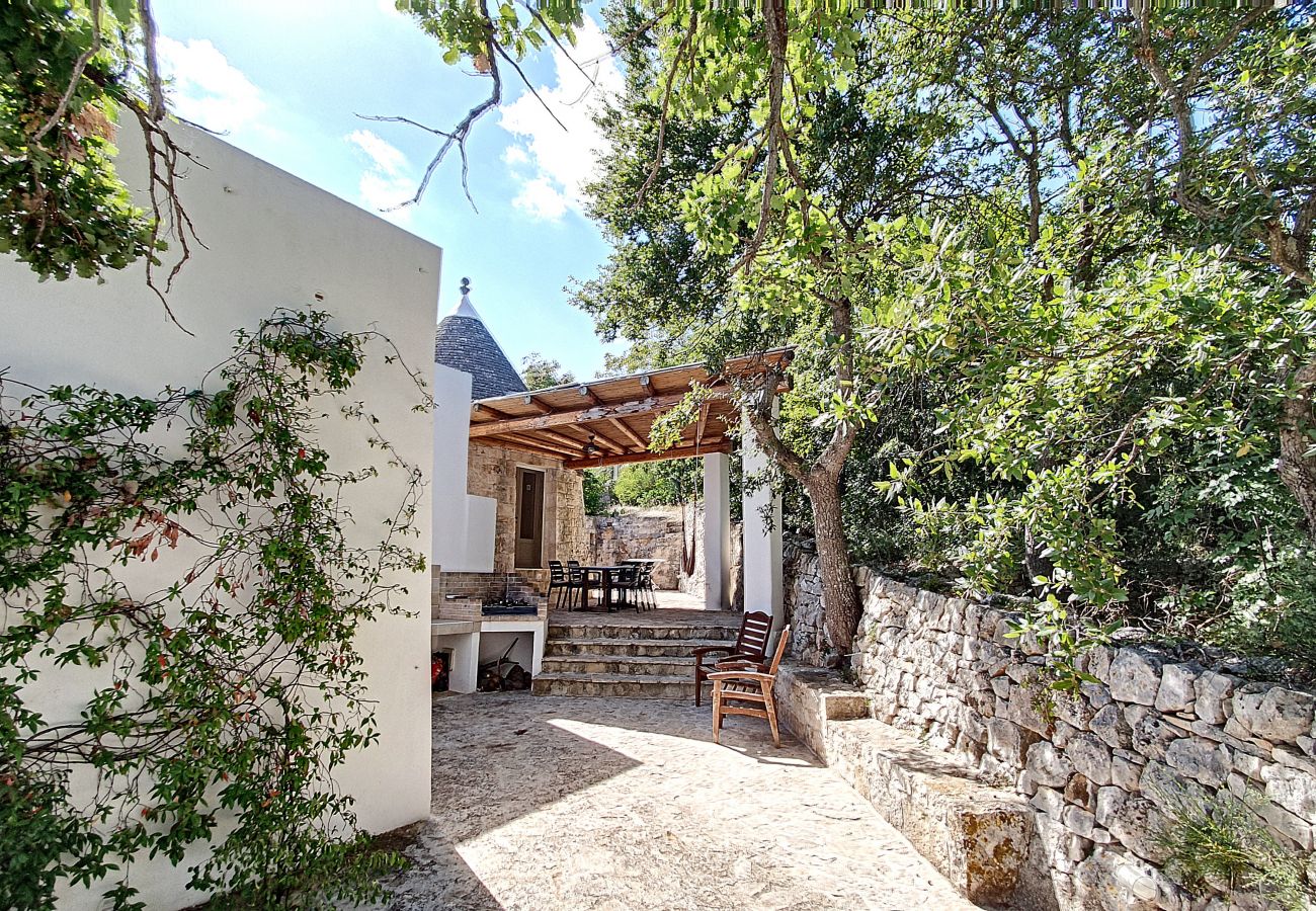 Villa a Cisternino - Trulli ristrutturati con piscina in campagna