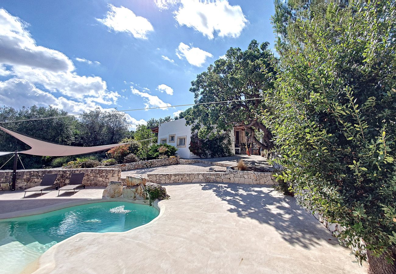 Villa a Cisternino - Trulli ristrutturati con piscina in campagna