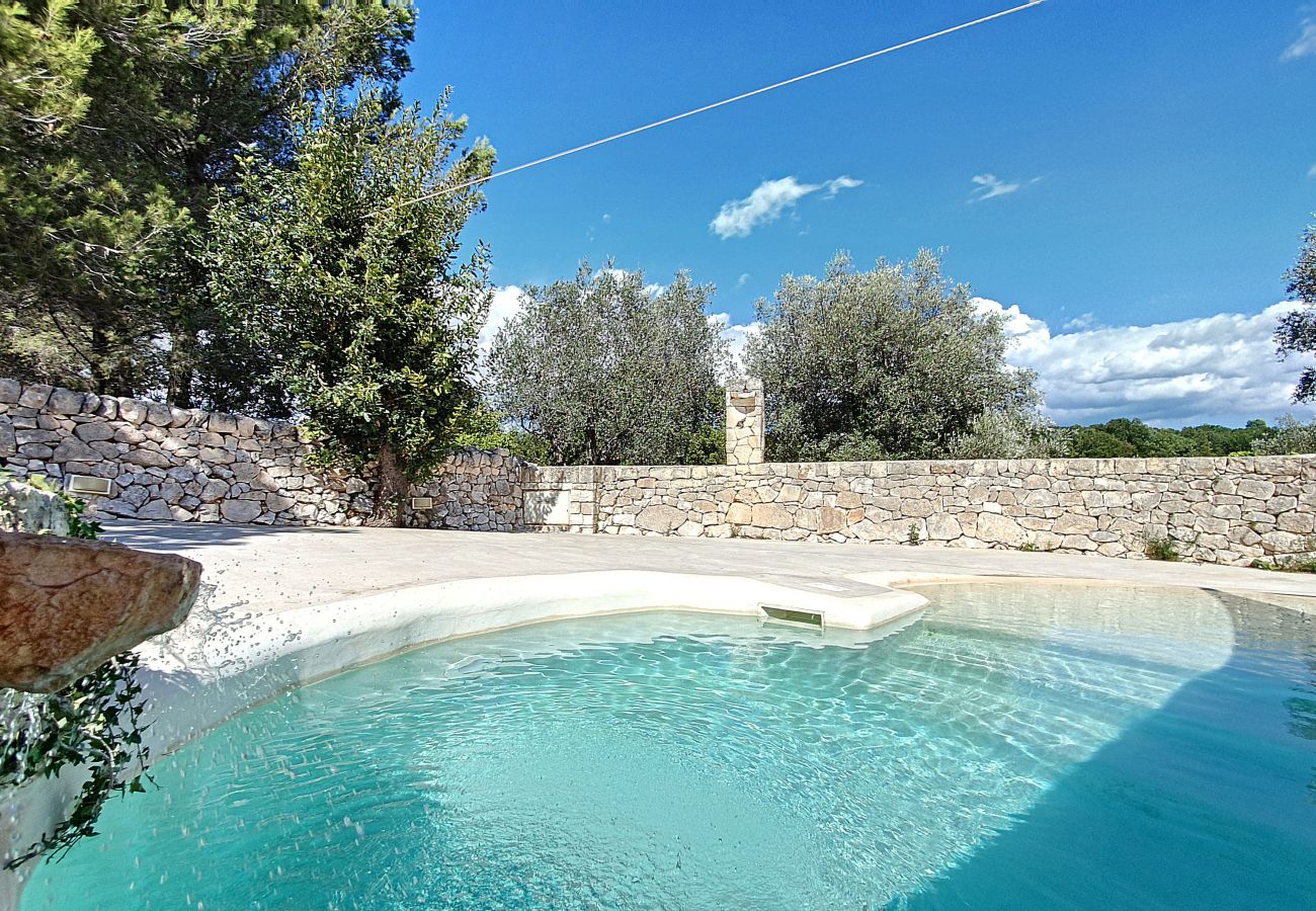 Villa a Cisternino - Trulli ristrutturati con piscina in campagna