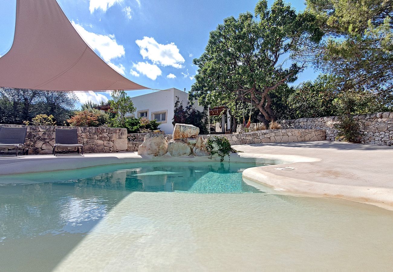 Villa a Cisternino - Trulli ristrutturati con piscina in campagna