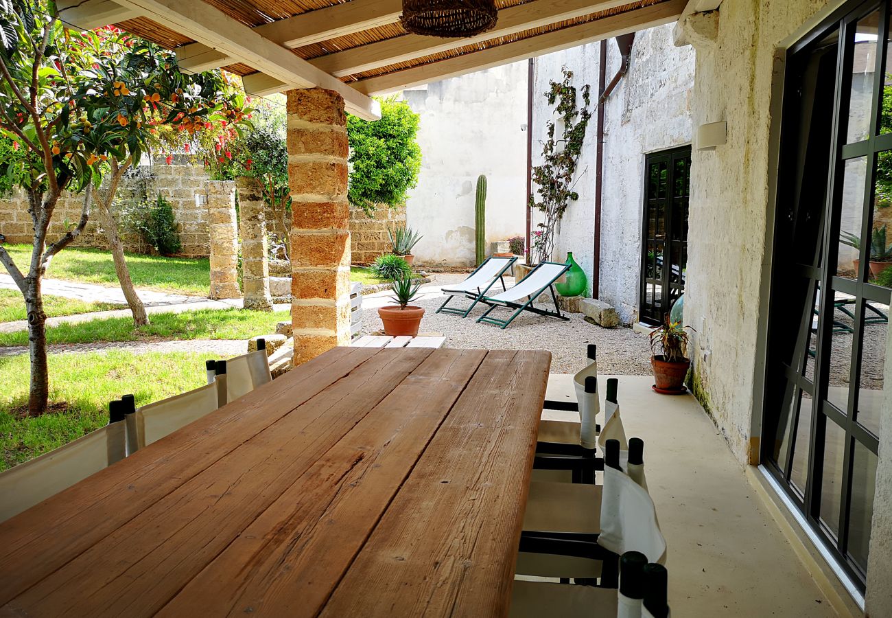 Villa a Castrignano del Capo - 4km dal mare: masseria con piscina in centro storico