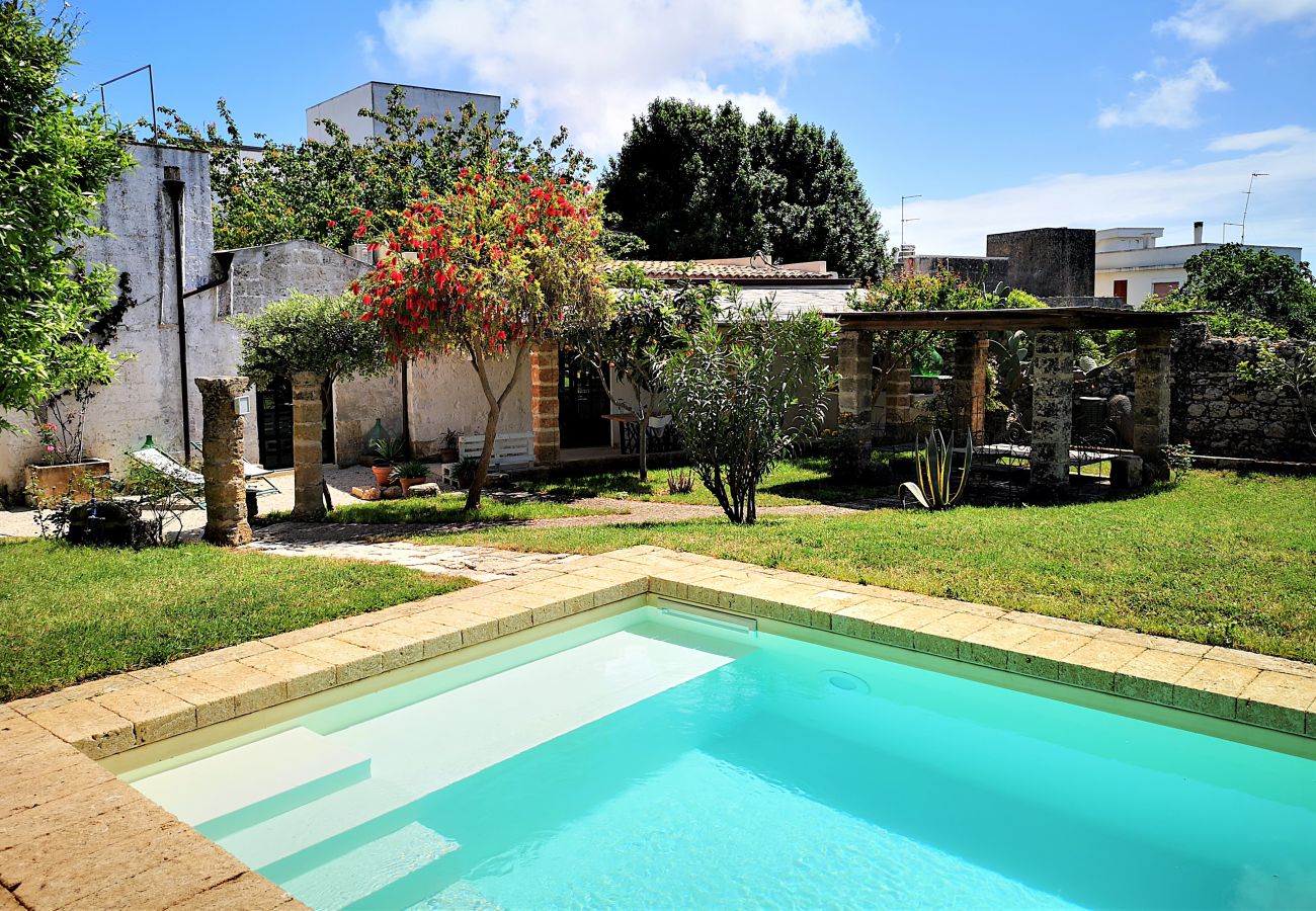 Villa a Castrignano del Capo - 4km dal mare: masseria con piscina in centro storico