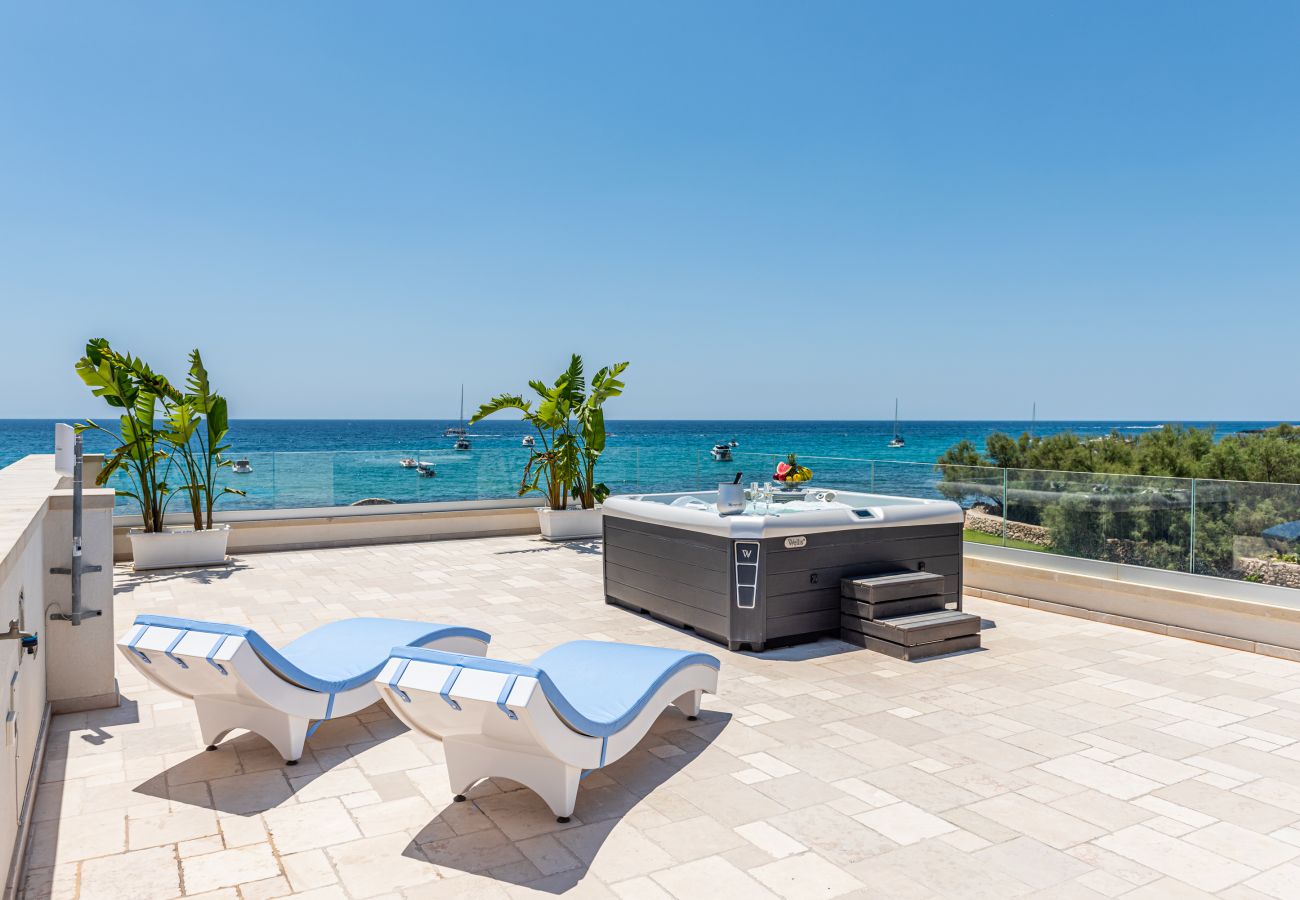 Villa a Marina di Felloniche - Villa 5* sul mare con piscina riscaldata e jacuzzi