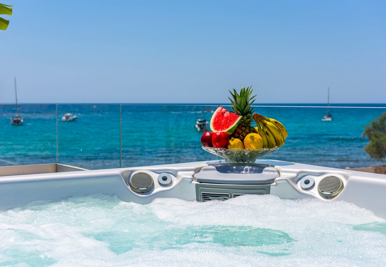 Villa a Marina di Felloniche - Villa 5* sul mare con piscina riscaldata e jacuzzi