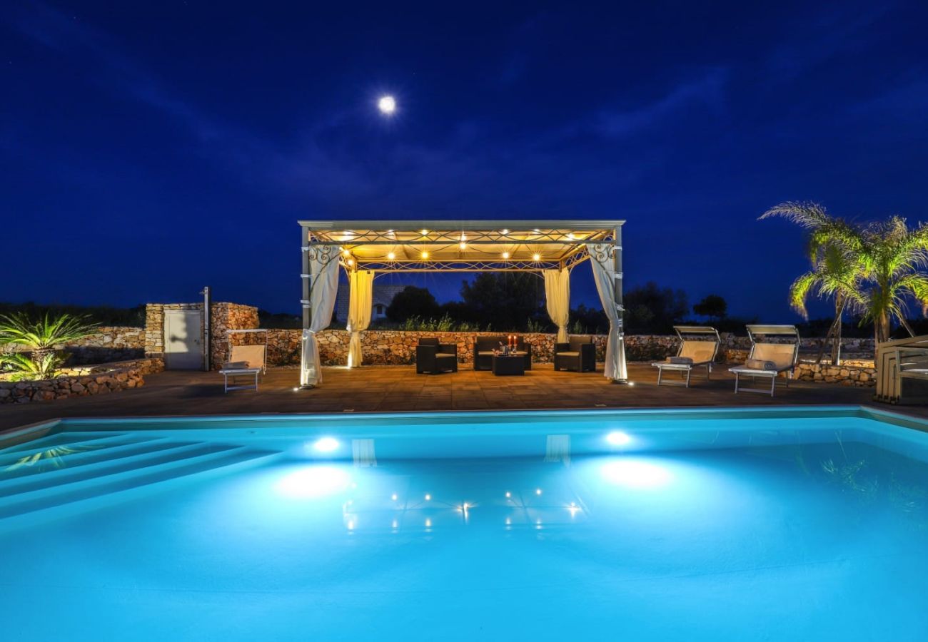 Villa a Lido Marini - Ampia villa (2 app.) con piscina & jacuzzi