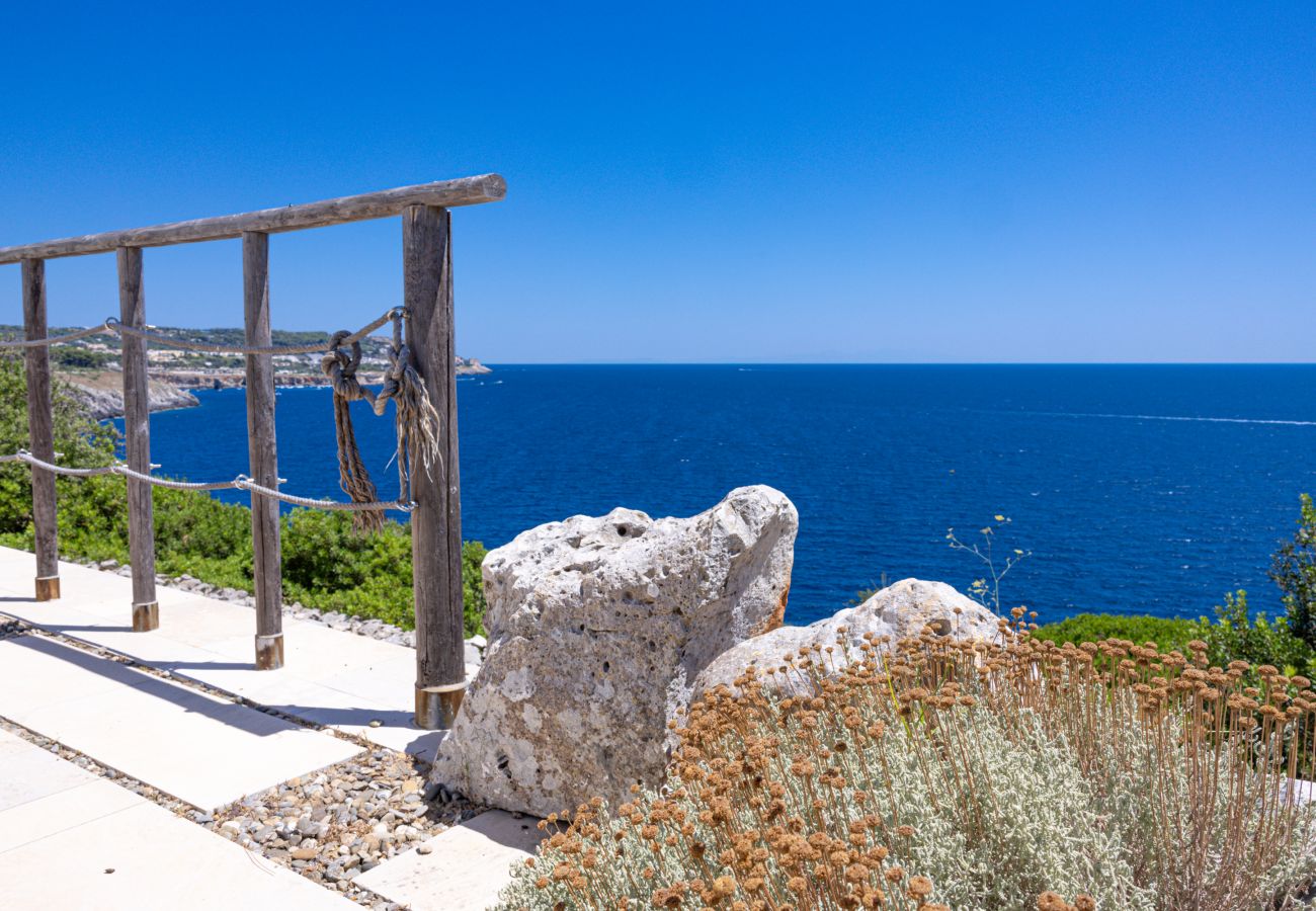 Villa a Castro - Villa 5 stelle con piscina a strapiombo sul mare