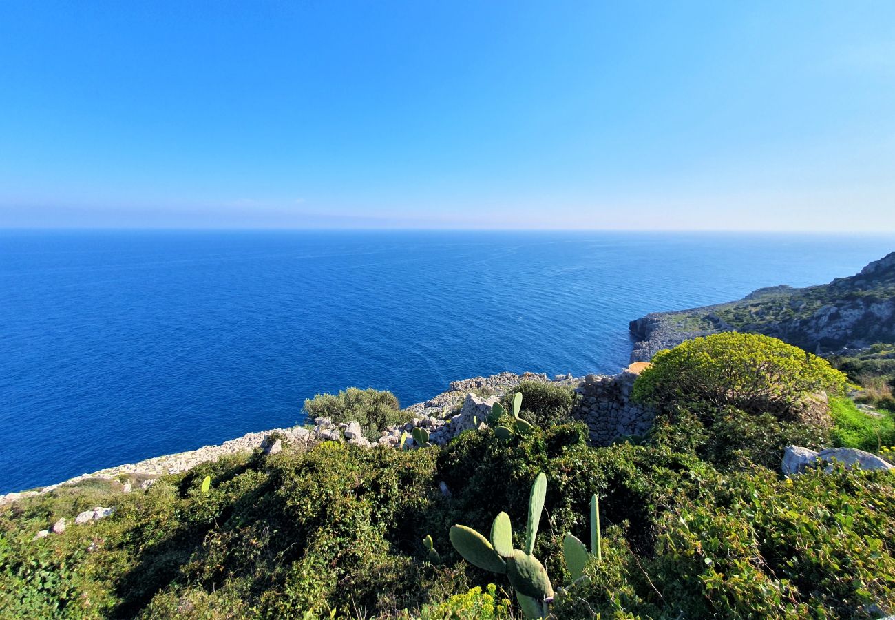 Villa a Leuca - Vista mozzafiato: ampia casa sulla scogliera