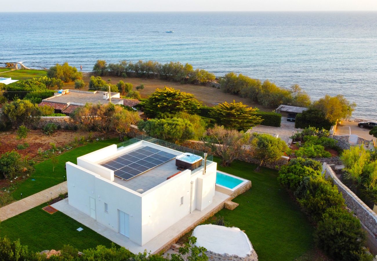 Villa a Marina di Felloniche - Villa da sogno fronte spiaggia, piscina e jacuzzi