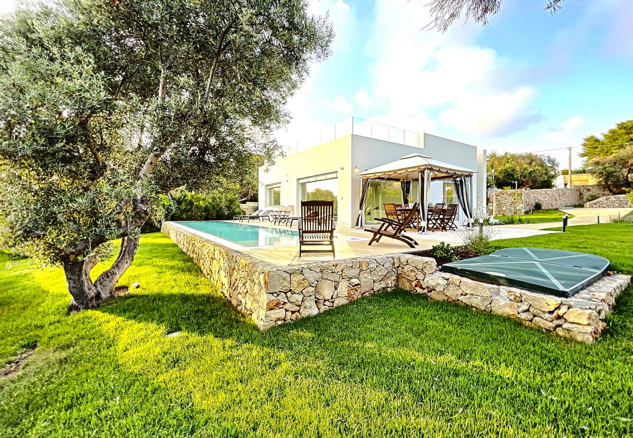 Villa a Marina di Felloniche - Villa da sogno fronte spiaggia, piscina e jacuzzi