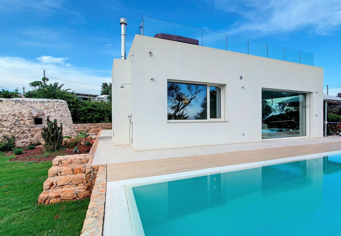 Villa a Marina di Felloniche - Villa da sogno fronte spiaggia, piscina e jacuzzi