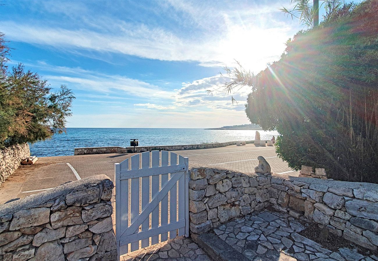 Villa a Marina di Felloniche - Villa da sogno fronte spiaggia, piscina e jacuzzi