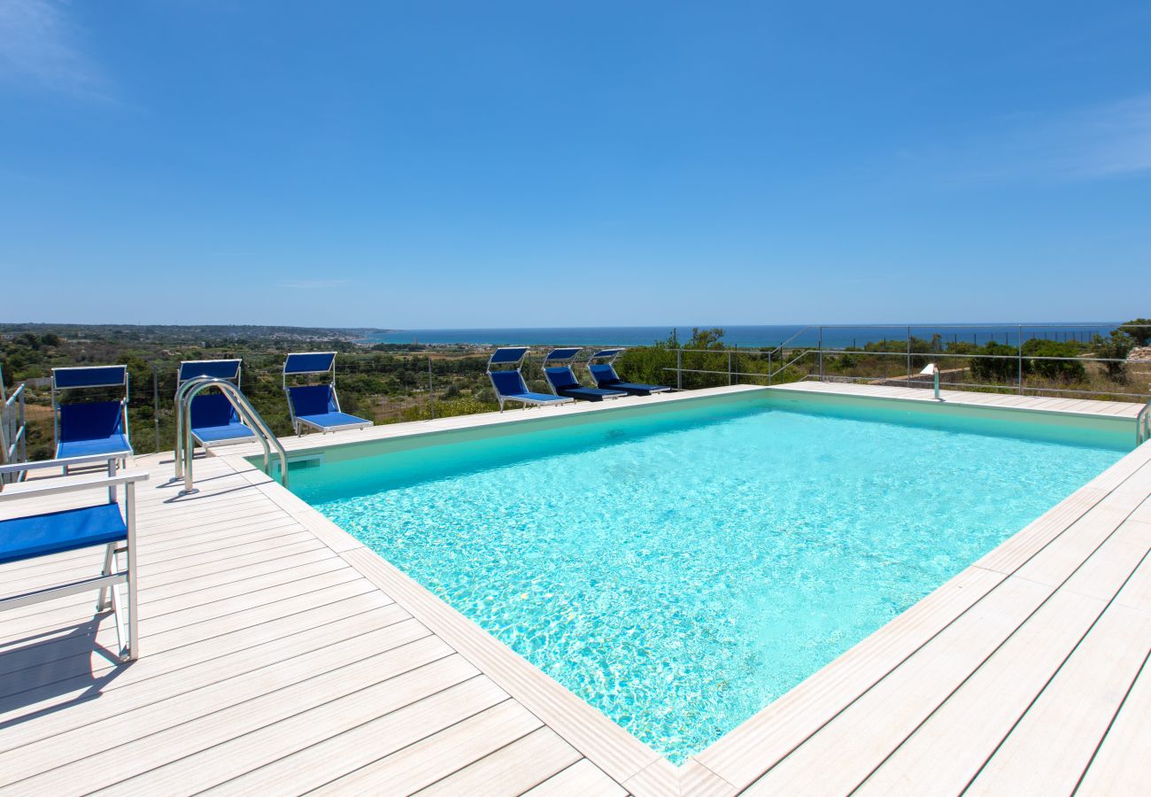 Villa a Torre Pali - Moderna villa vista mare con splendida piscina