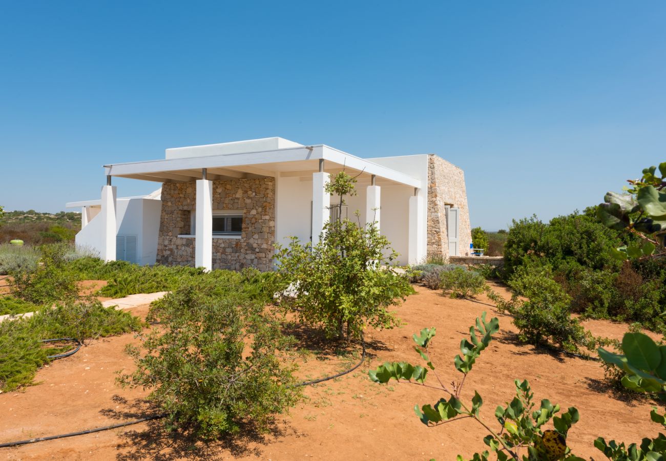 Villa a Torre Pali - Villa moderna con vasca in pietra, spiaggia 3 km