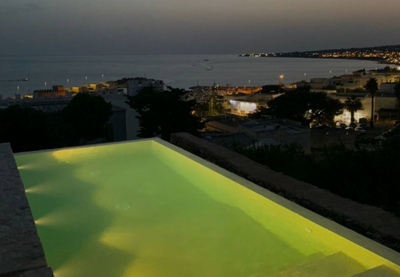 Villa a Torre Vado - Vista tramonto, piscina infinity, casetta in pietra