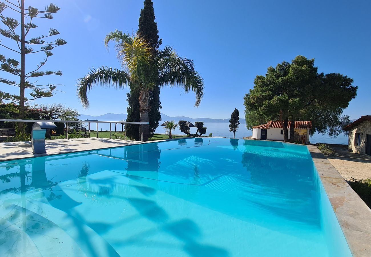 Villa a Ermioni - Villa con spiaggia privata, piscina, tennis e molo