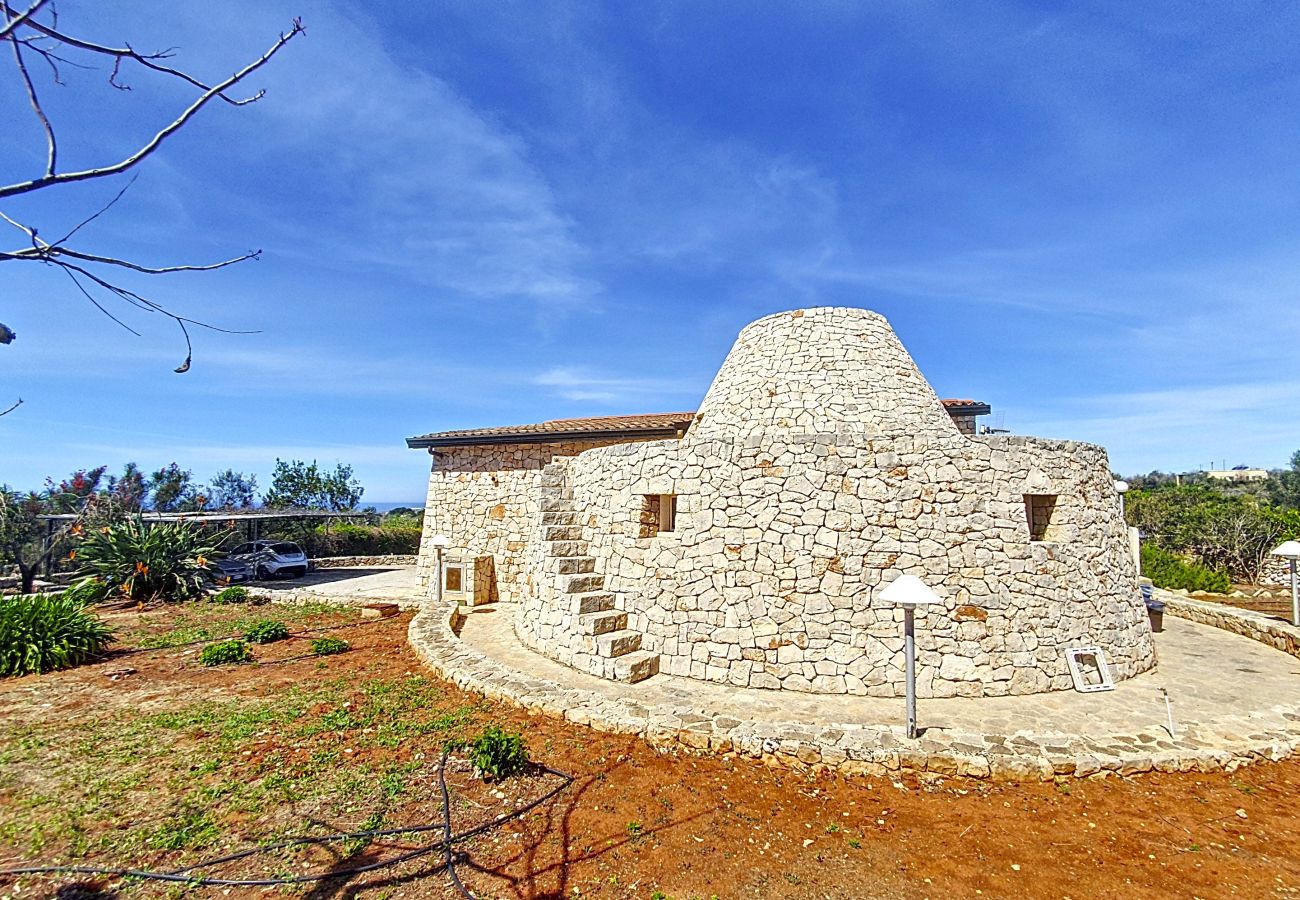 Villa a Pescoluse - Ampia villa con piscina a 2km dalla sabbia