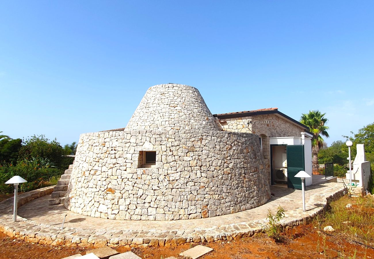 Villa a Pescoluse - Ampia villa con piscina a 2km dalla sabbia