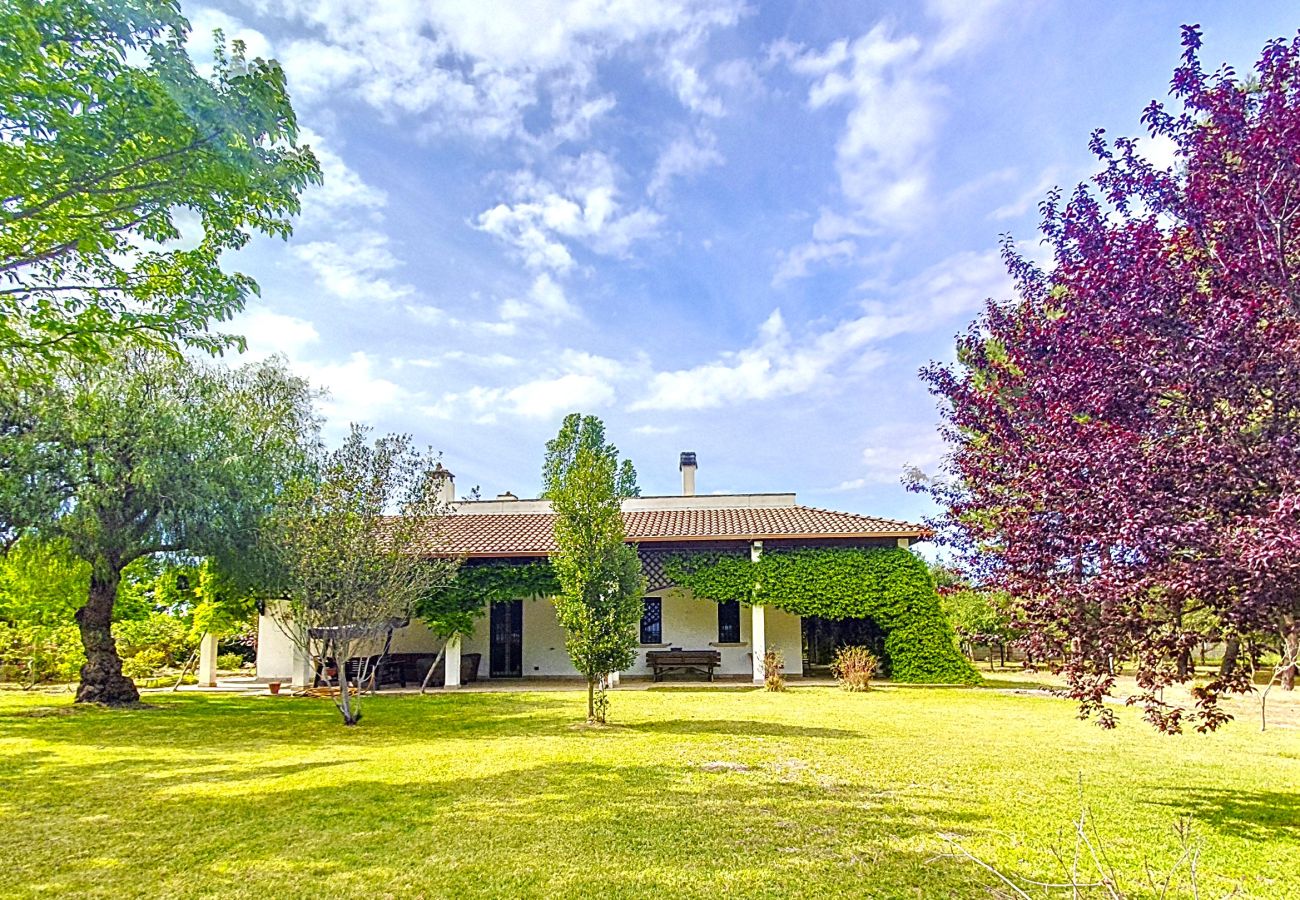 Villa a Galatina - Dimora di campagna con immensa piscina e parco