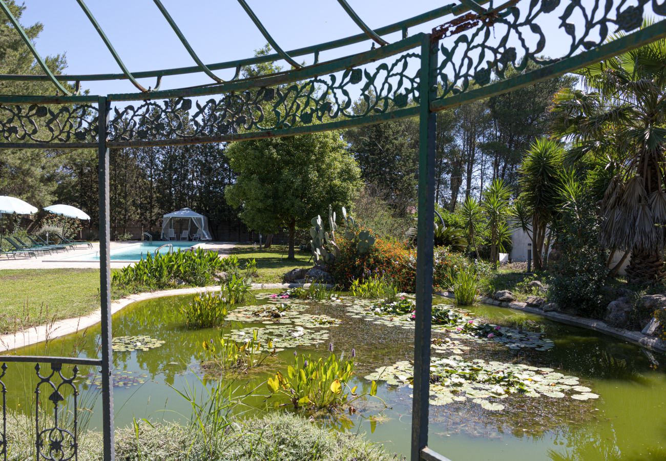 Villa a Galatina - Dimora di campagna con immensa piscina e parco