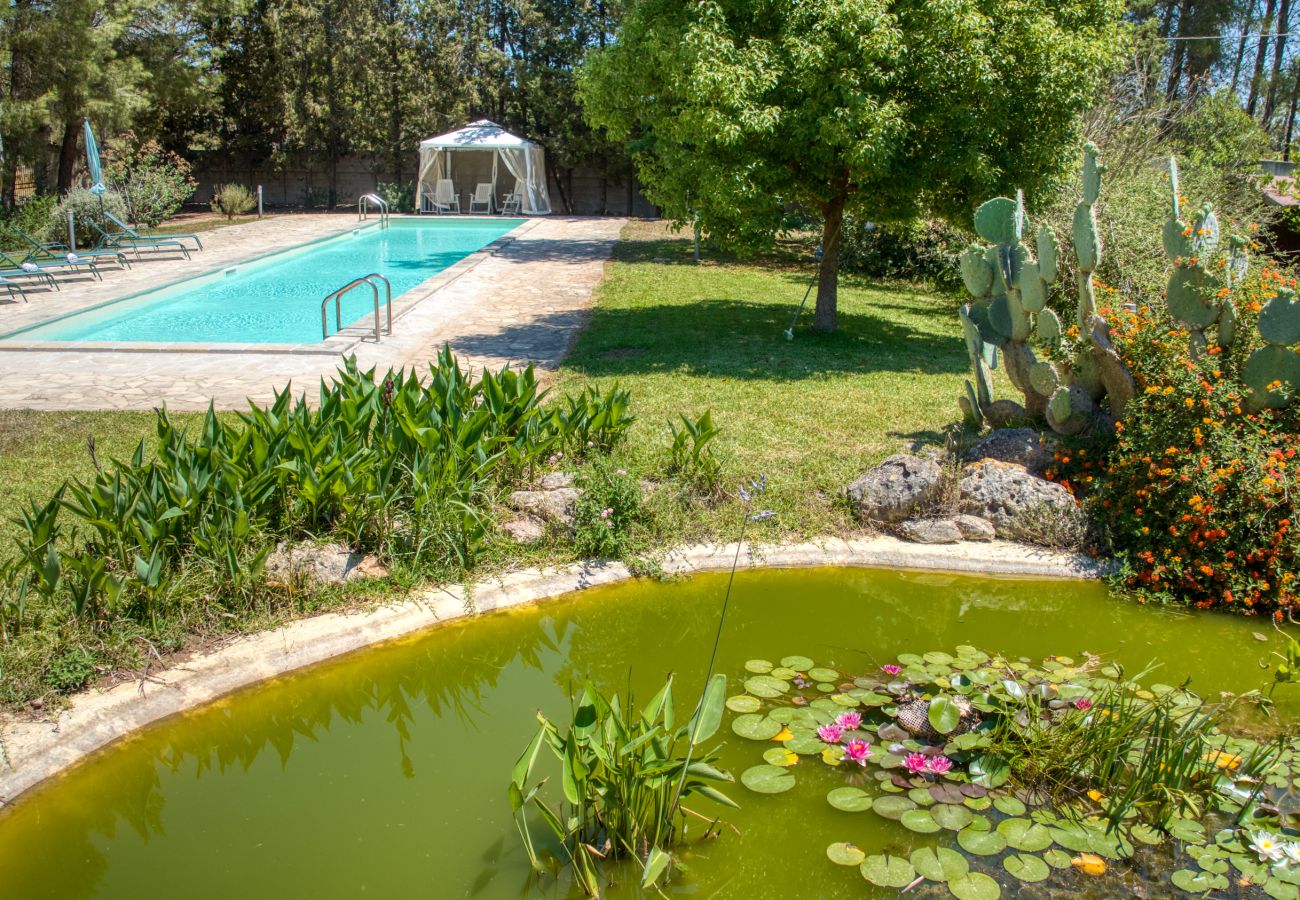 Villa a Galatina - Dimora di campagna con immensa piscina e parco