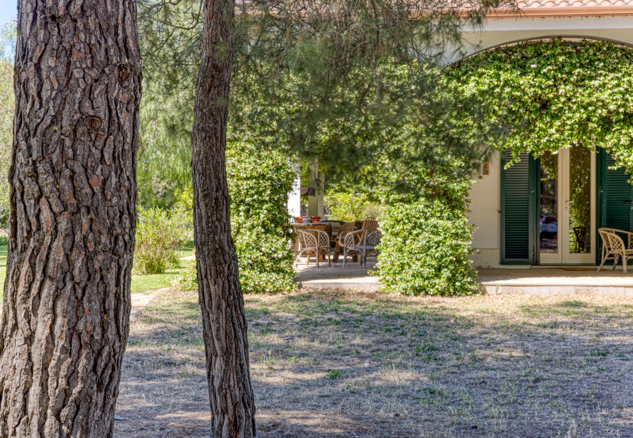 Villa a Galatina - Dimora di campagna con immensa piscina e parco