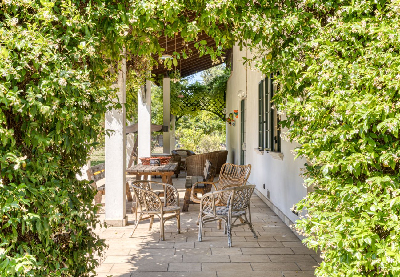 Villa a Galatina - Dimora di campagna con immensa piscina e parco