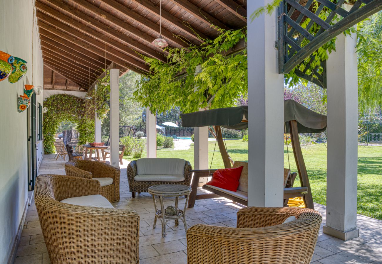 Villa a Galatina - Dimora di campagna con immensa piscina e parco