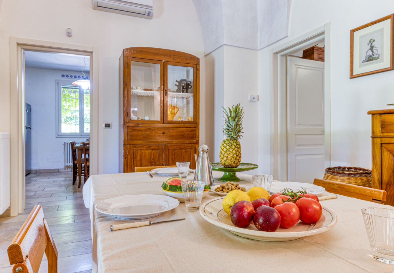 Villa a Galatina - Dimora di campagna con immensa piscina e parco