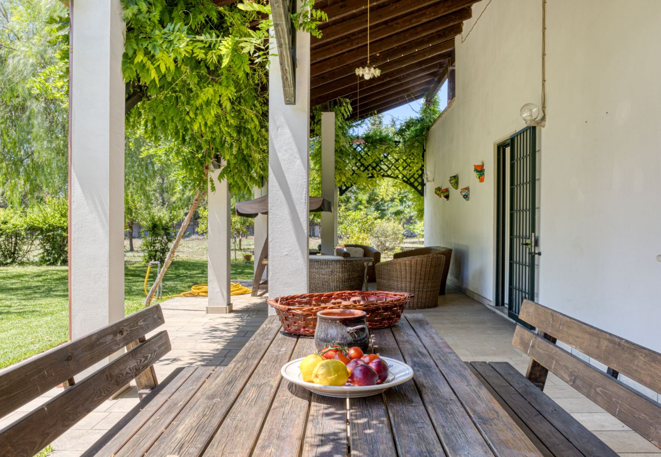 Villa a Galatina - Dimora di campagna con immensa piscina e parco