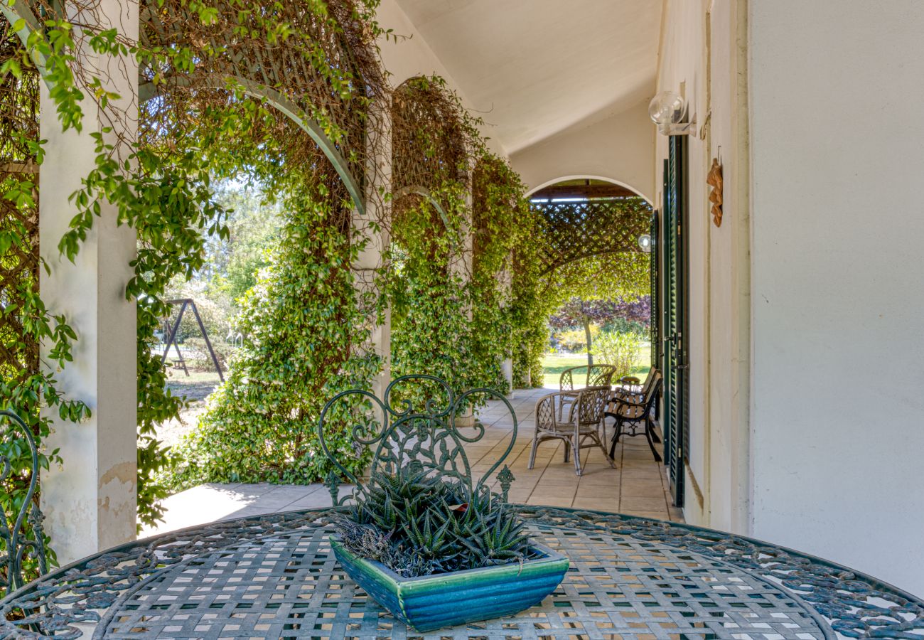 Villa a Galatina - Dimora di campagna con immensa piscina e parco