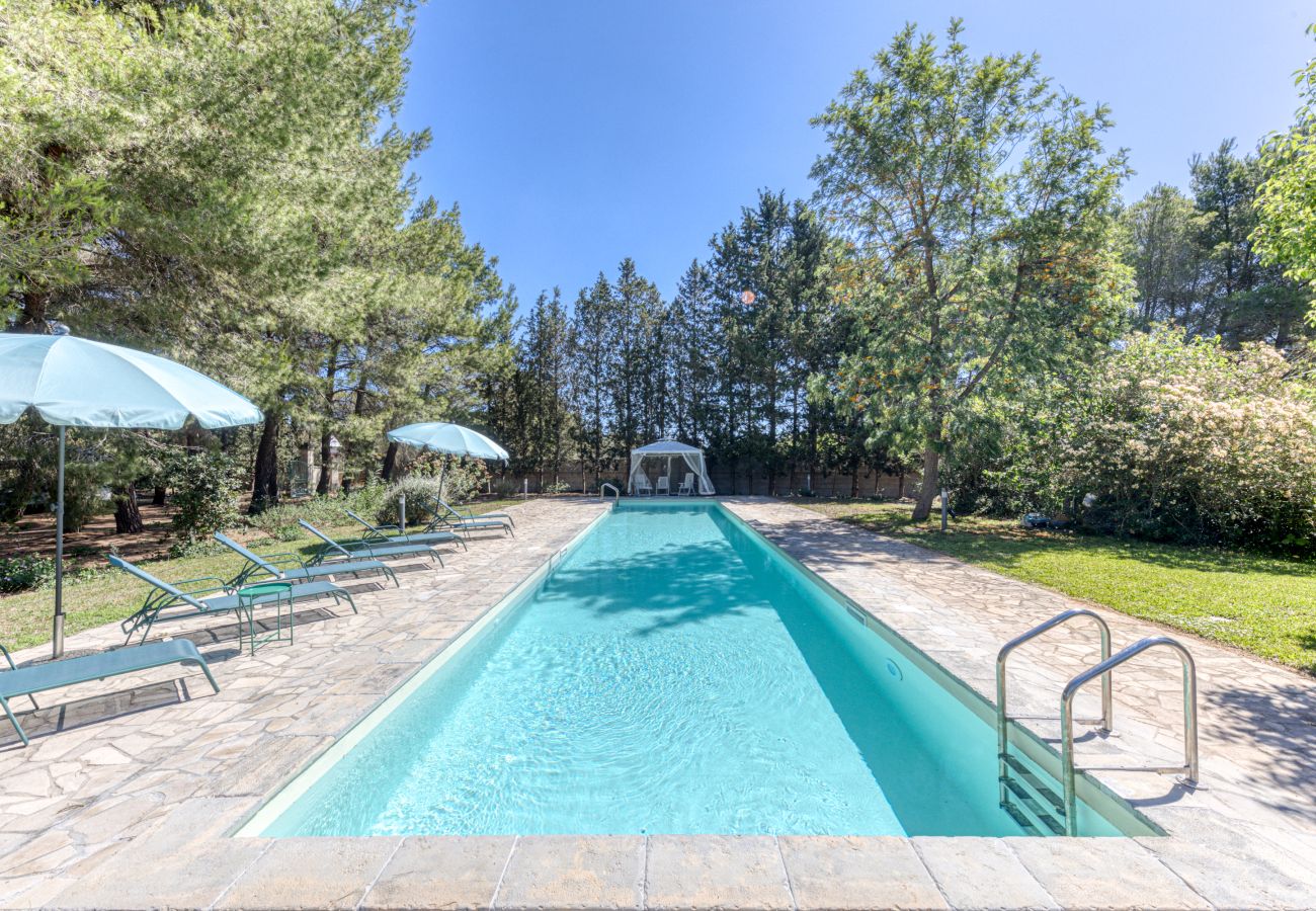 Villa a Galatina - Dimora di campagna con immensa piscina e parco