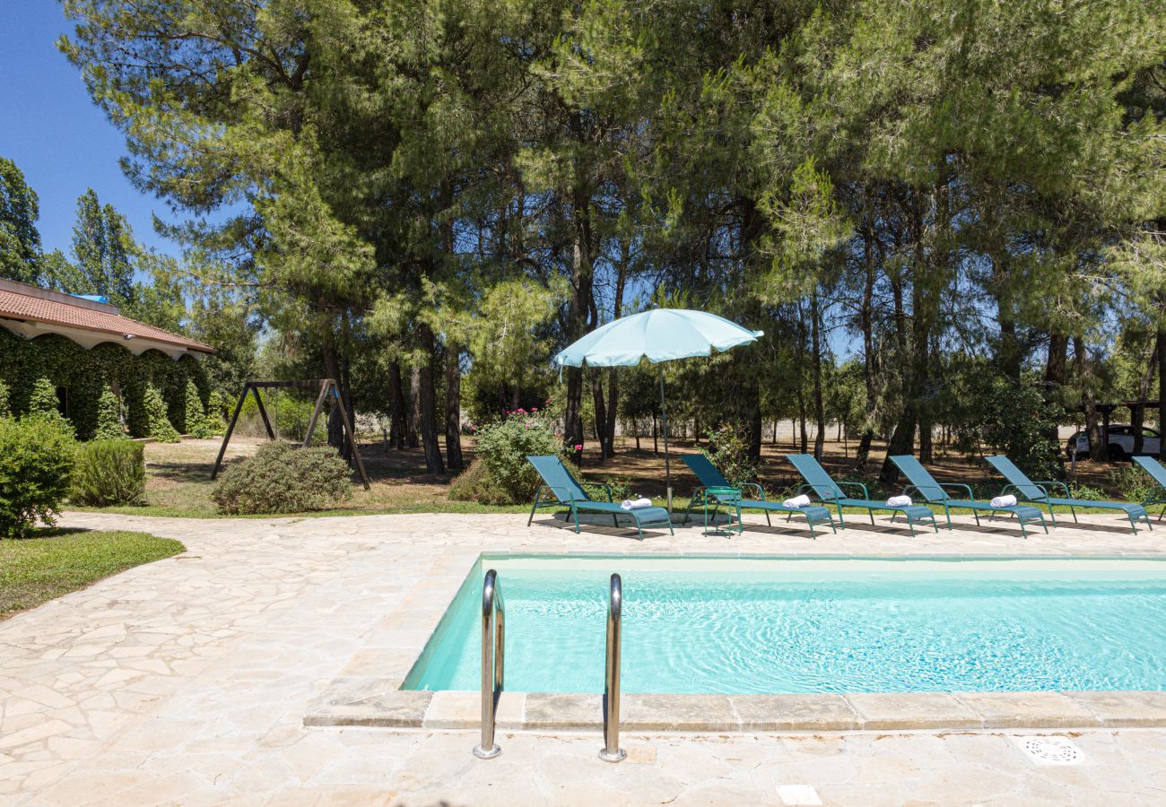 Villa a Galatina - Dimora di campagna con immensa piscina e parco