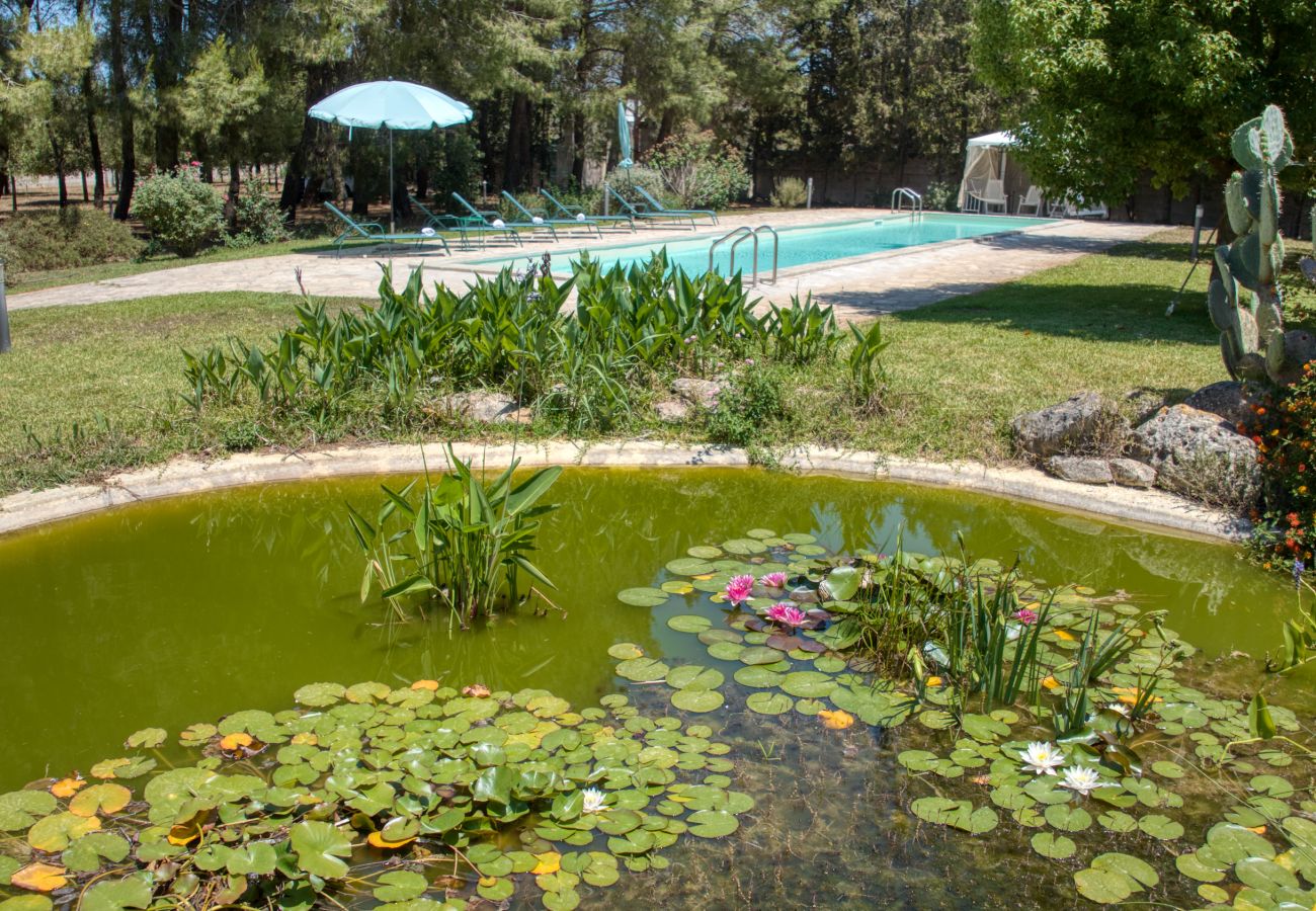 Villa a Galatina - Dimora di campagna con immensa piscina e parco