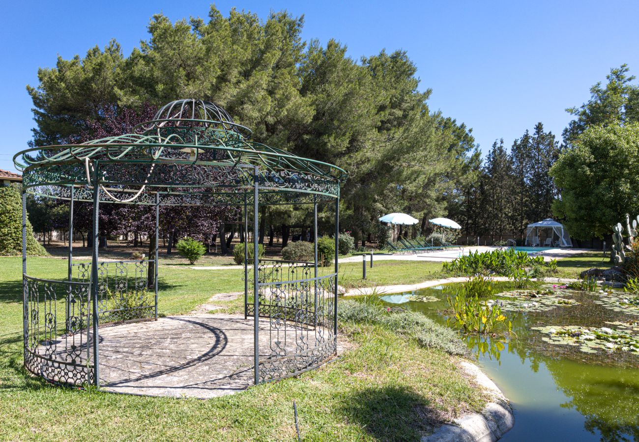 Villa a Galatina - Dimora di campagna con immensa piscina e parco